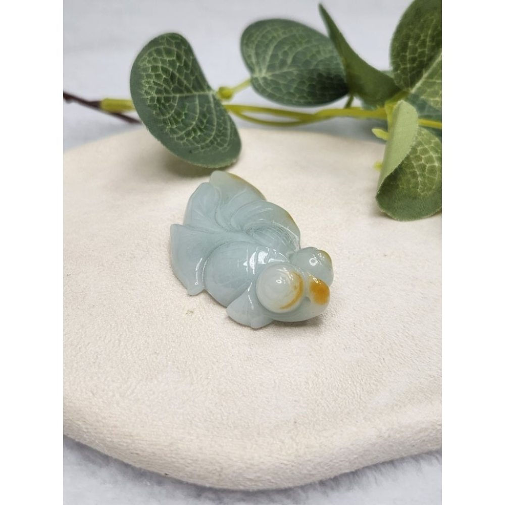 逸品軒～天然翡翠A貨-Z7103-細糯蜜糖金魚墜子✅️長約51.6mm寬約26.2mm厚約10.3mm-細節圖3