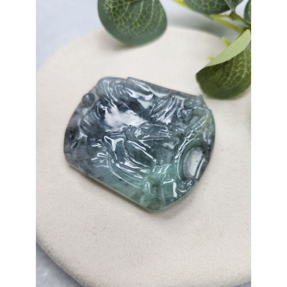 逸品軒～天然緬甸玉A貨-Z7106-烏雞帶綠山水貴人牌墜子✅️長約52.9mm寬約44.8mm厚約6mm-細節圖2