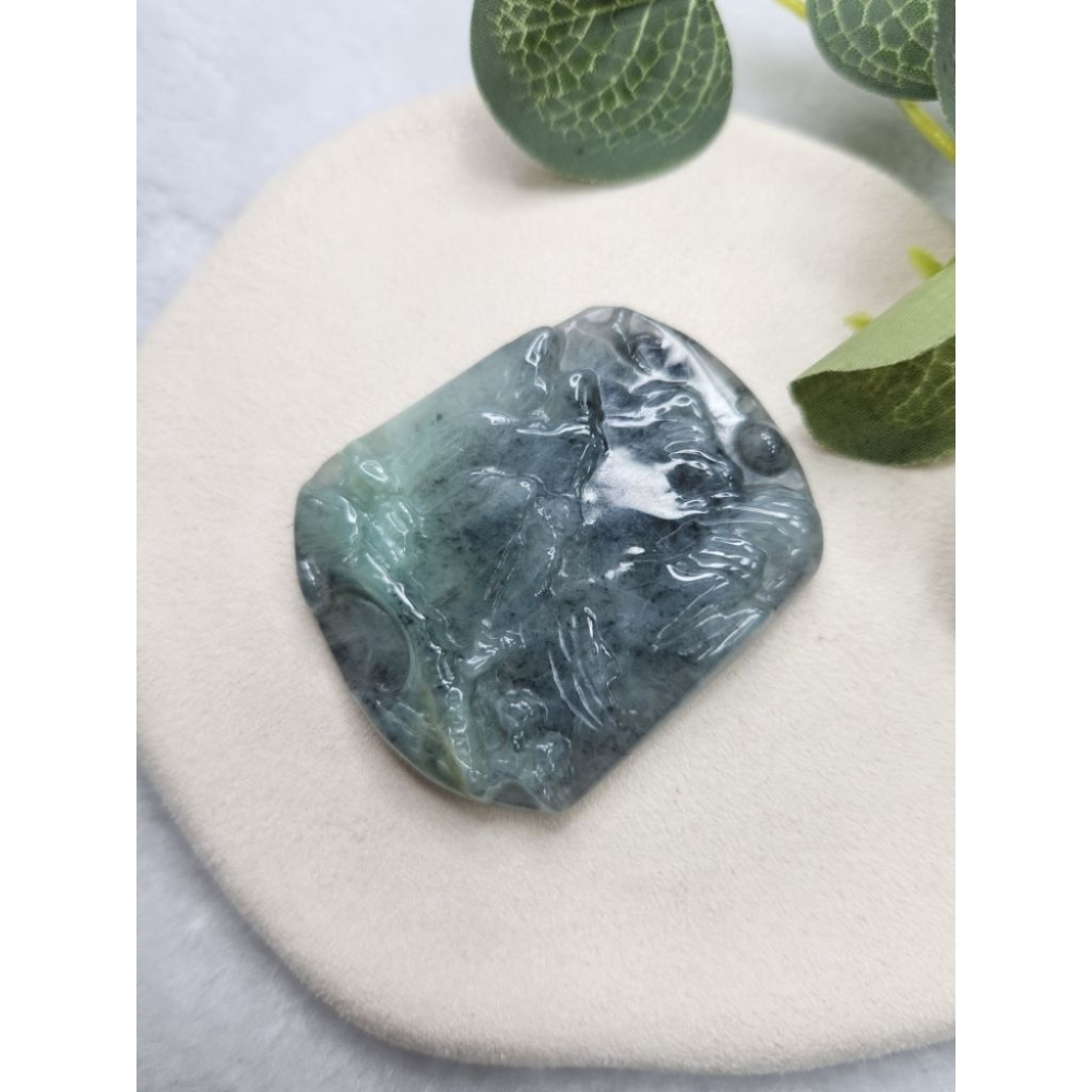 逸品軒～天然緬甸玉A貨-Z7106-烏雞帶綠山水貴人牌墜子✅️長約52.9mm寬約44.8mm厚約6mm-細節圖3