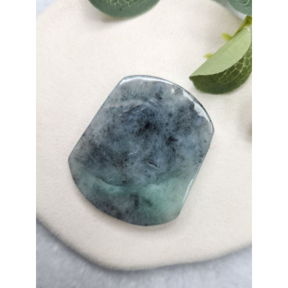 逸品軒～天然緬甸玉A貨-Z7106-烏雞帶綠山水貴人牌墜子✅️長約52.9mm寬約44.8mm厚約6mm-細節圖4