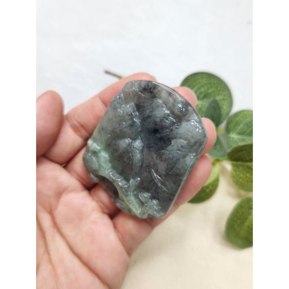 逸品軒～天然緬甸玉A貨-Z7106-烏雞帶綠山水貴人牌墜子✅️長約52.9mm寬約44.8mm厚約6mm-細節圖5