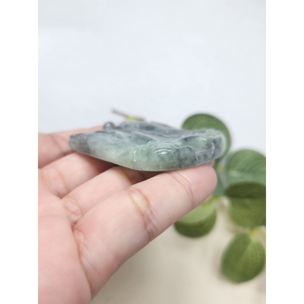 逸品軒～天然緬甸玉A貨-Z7106-烏雞帶綠山水貴人牌墜子✅️長約52.9mm寬約44.8mm厚約6mm-細節圖7