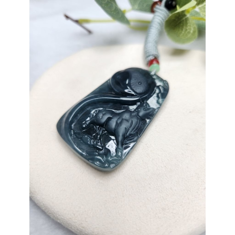 逸品軒～天然翡翠玉A貨-Z7107-瓜料牛轉乾坤墜子✅️長約56.1mm寬約34.9mm厚約6.4mm-細節圖2
