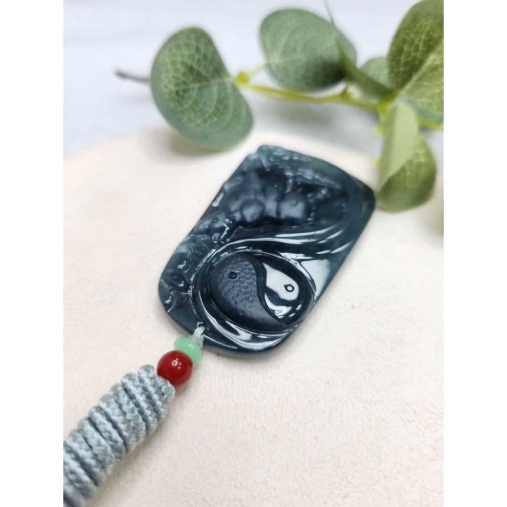 逸品軒～天然翡翠玉A貨-Z7107-瓜料牛轉乾坤墜子✅️長約56.1mm寬約34.9mm厚約6.4mm-細節圖3