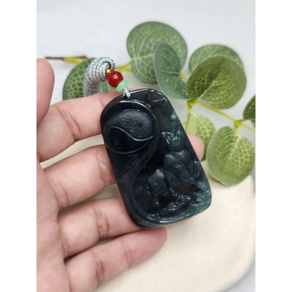 逸品軒～天然翡翠玉A貨-Z7107-瓜料牛轉乾坤墜子✅️長約56.1mm寬約34.9mm厚約6.4mm-細節圖5