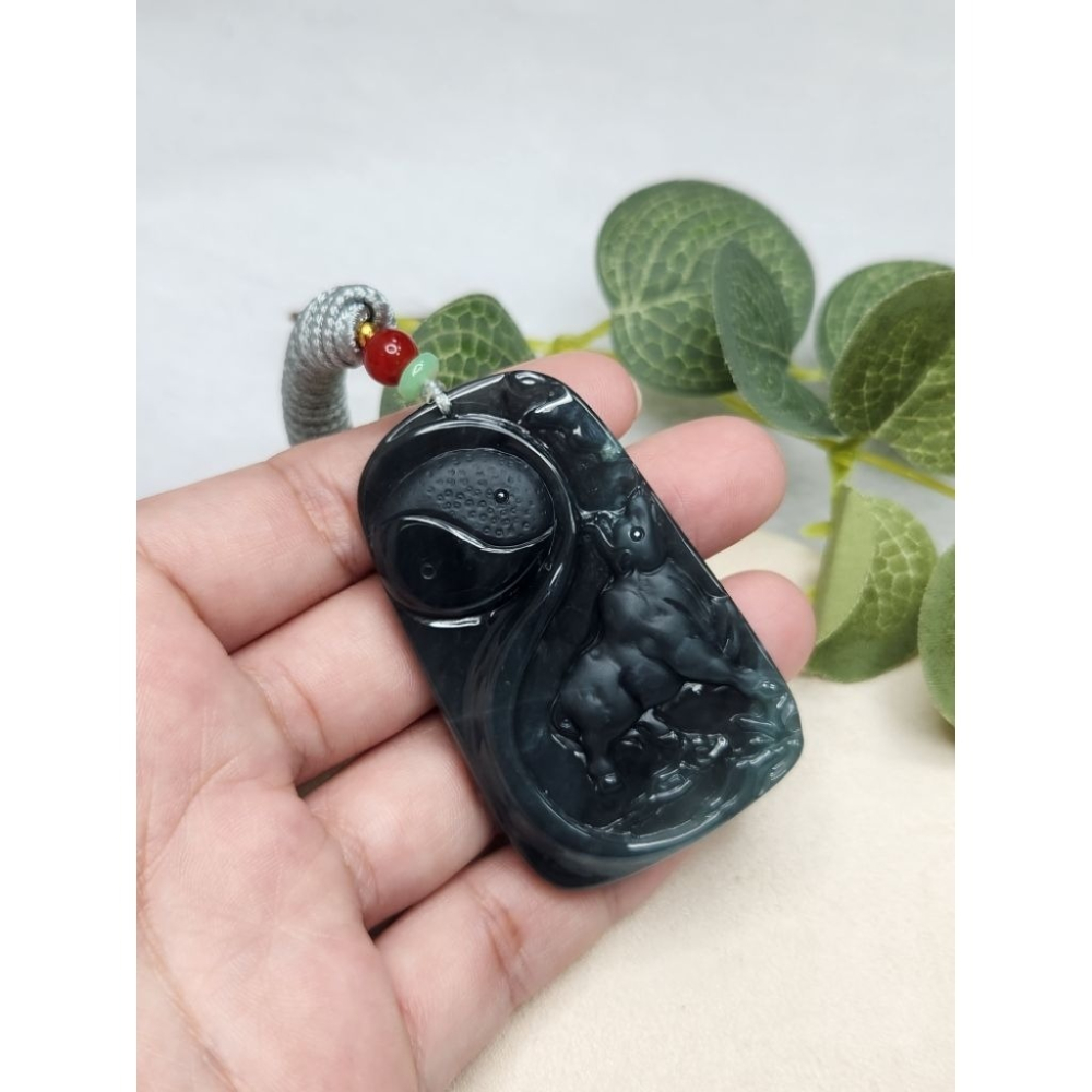 逸品軒～天然翡翠玉A貨-Z7107-瓜料牛轉乾坤墜子✅️長約56.1mm寬約34.9mm厚約6.4mm-細節圖6