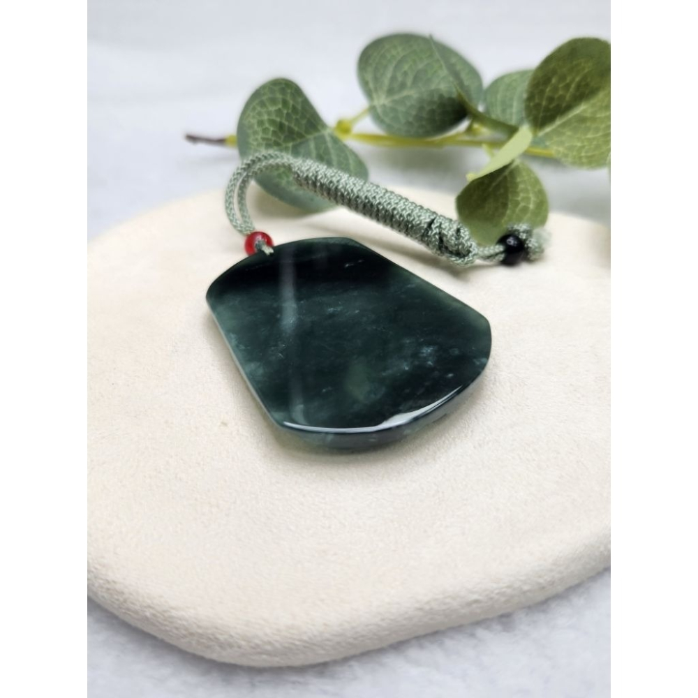 逸品軒～天然緬甸玉A貨-Z7110-冰糯油青山水牌墜子✅️長約51.4mm寬約41mm厚約5mm-細節圖4