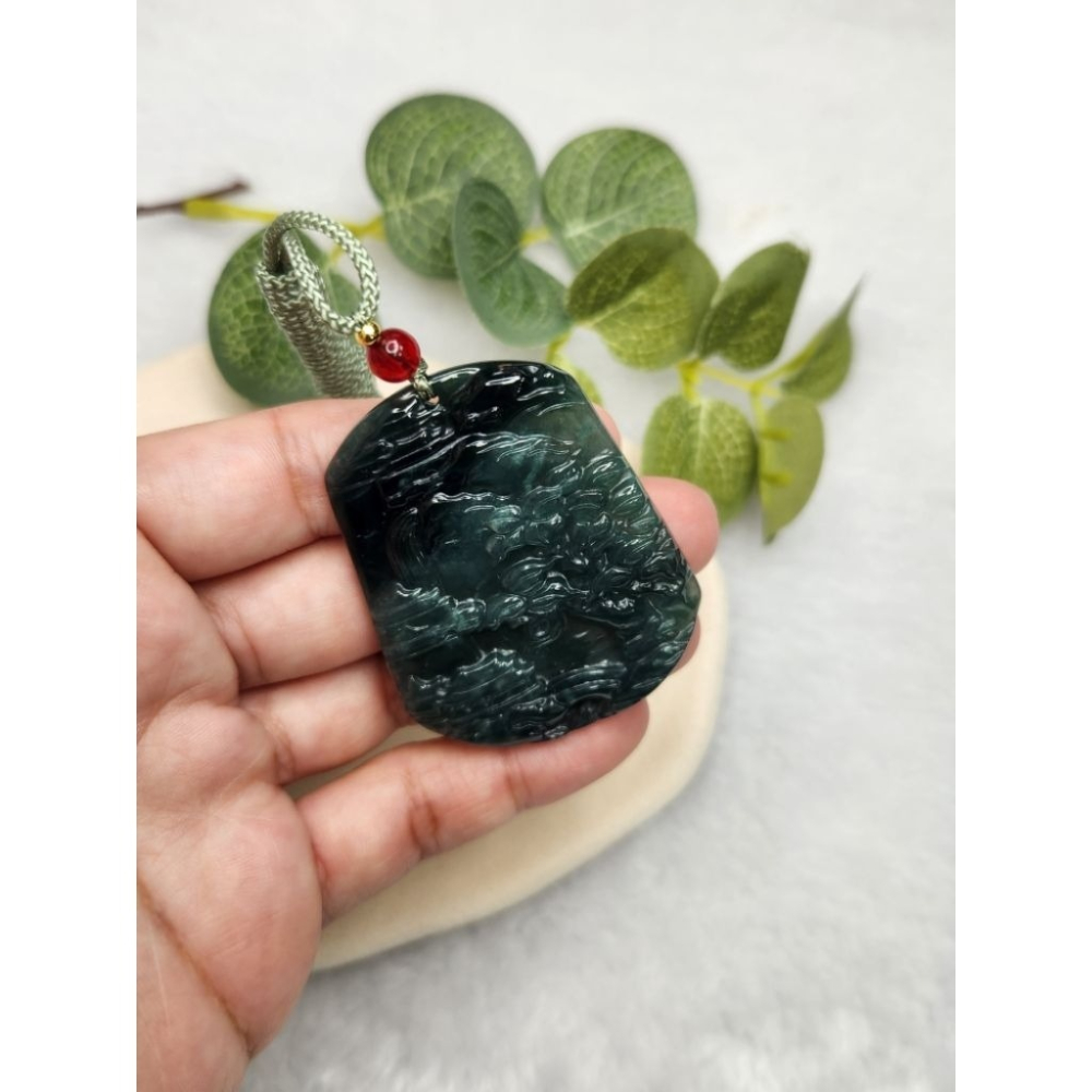 逸品軒～天然緬甸玉A貨-Z7110-冰糯油青山水牌墜子✅️長約51.4mm寬約41mm厚約5mm-細節圖6