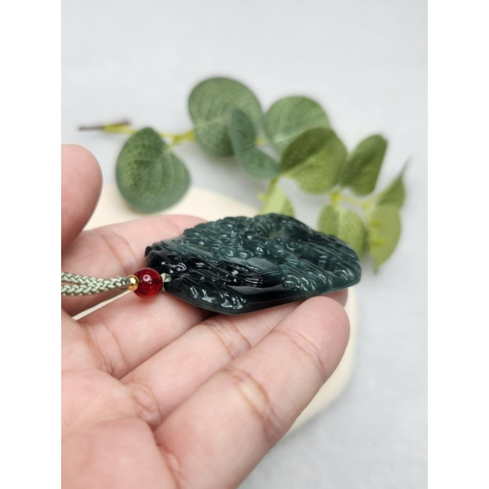 逸品軒～天然緬甸玉A貨-Z7110-冰糯油青山水牌墜子✅️長約51.4mm寬約41mm厚約5mm-細節圖7