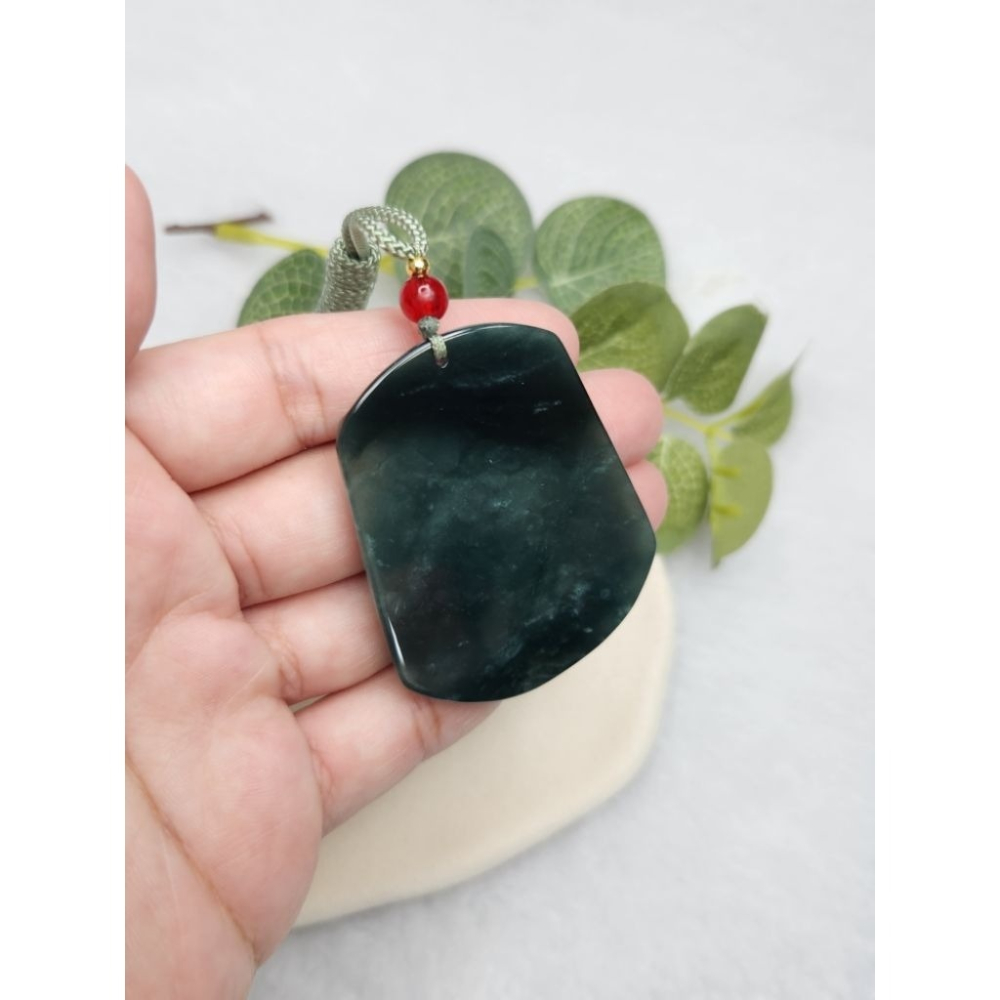 逸品軒～天然緬甸玉A貨-Z7110-冰糯油青山水牌墜子✅️長約51.4mm寬約41mm厚約5mm-細節圖8