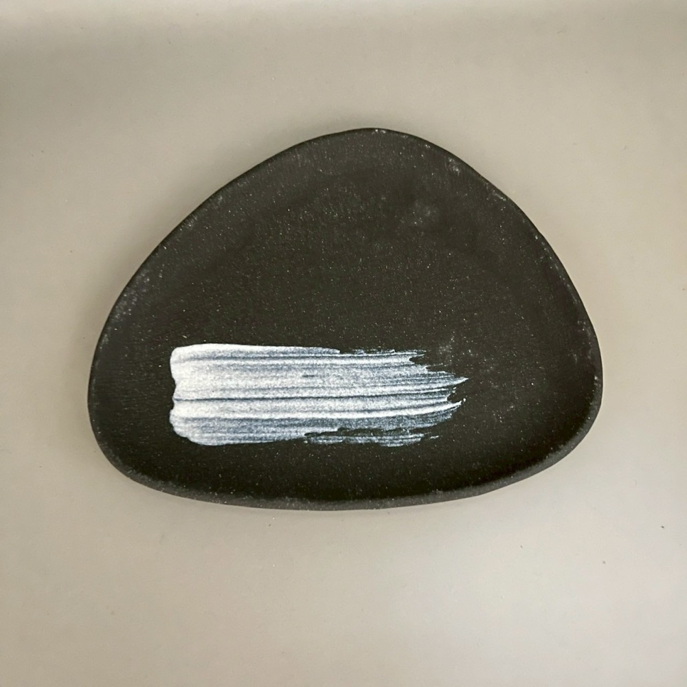 日本製美濃燒白色刷紋一抹白黑色咖啡杯盤組 茶杯盤組 陶瓷杯盤組 杯子 盤子 甜點盤 小盤子-細節圖3