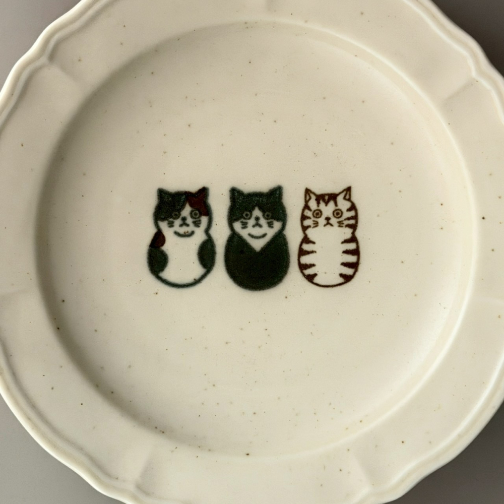 日本製美濃燒三花貓賓士貓虎斑貓三隻小貓咪不倒翁圖案小盤子 甜點盤 陶瓷盤 16.7公分-細節圖2