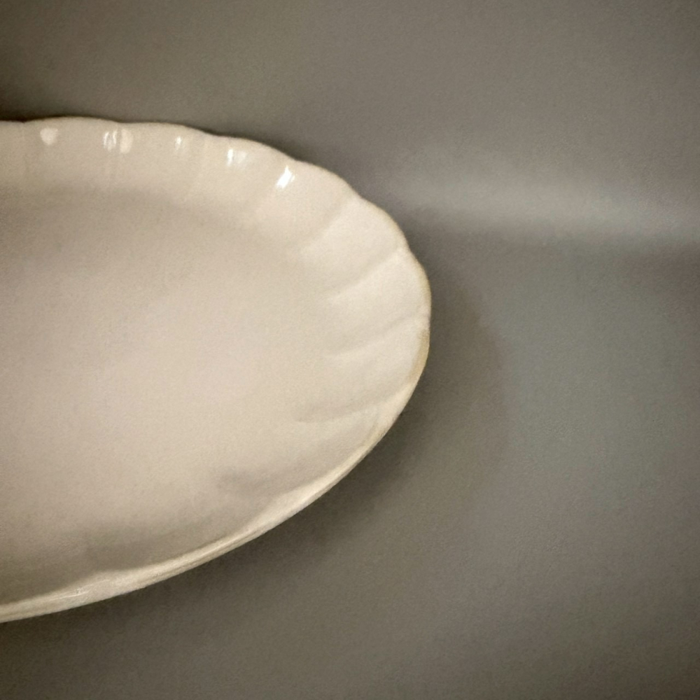 春子家HARUKOKE選品 日本製美濃燒米白色花型盤 盤子 餐盤 食器 餐具 陶瓷盤 飾品盤 21.5公分-細節圖2