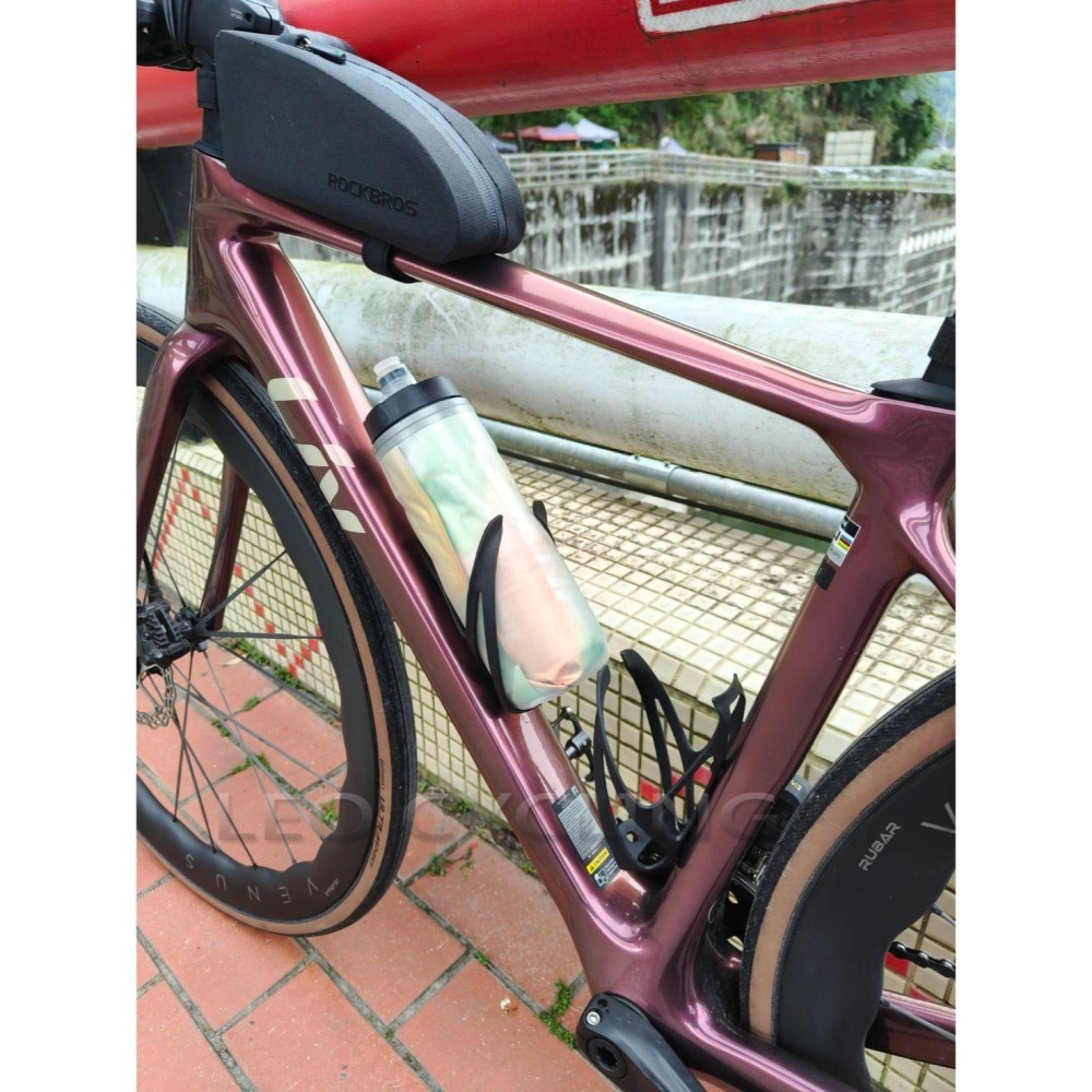 BALUGOE 自行車水壺架 碳纖維+玻璃纖維 腳踏車水壺架 水壺架 中開環抱水壺架 左右低跨點 側開水壺架-細節圖6