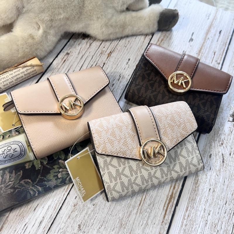 【Michael Kors】 MK 翻蓋質感扣環 圓Logo 信封 短夾 中夾 三折-細節圖2