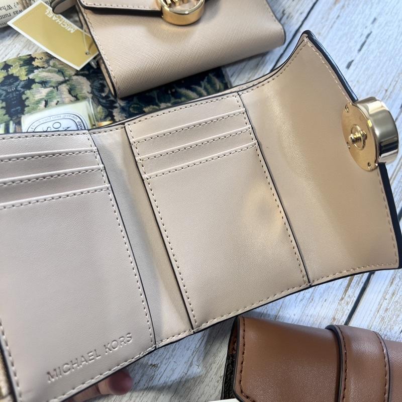 【Michael Kors】 MK 翻蓋質感扣環 圓Logo 信封 短夾 中夾 三折-細節圖3