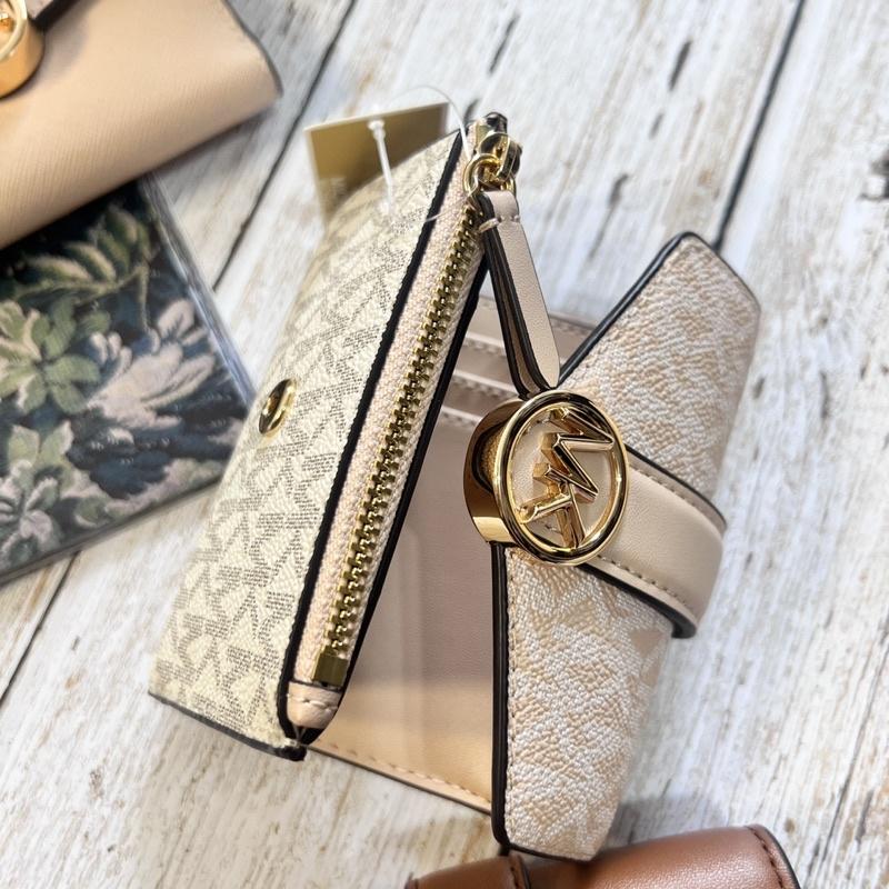 【Michael Kors】 MK 翻蓋質感扣環 圓Logo 信封 短夾 中夾 三折-細節圖4