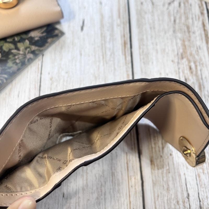 【Michael Kors】 MK 翻蓋質感扣環 圓Logo 信封 短夾 中夾 三折-細節圖5