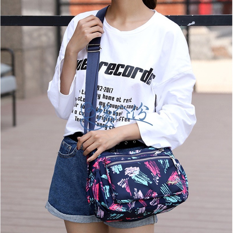 風格塗鴉尼龍側背包 淑女包 斜背包 側背包 單肩包 水餃包 母親節禮物【緣份小屋】-細節圖2