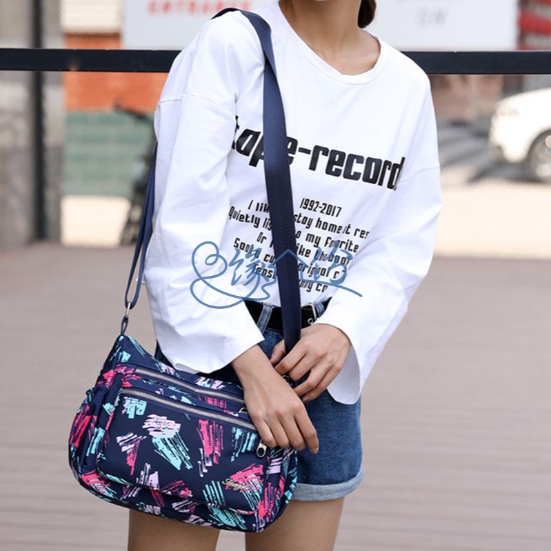 風格塗鴉尼龍側背包 淑女包 斜背包 側背包 單肩包 水餃包 母親節禮物【緣份小屋】-細節圖3
