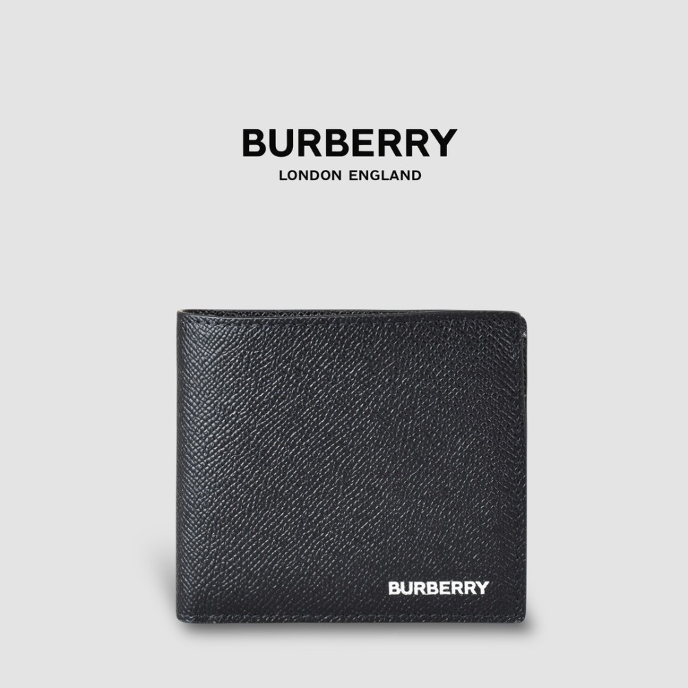 👜Burberry Bifold Wallet 燙印品牌字母徽標粒面雙摺皮夾｜黑色｜荔枝皮紋｜對折｜8卡｜短夾｜錢夾-規格圖9