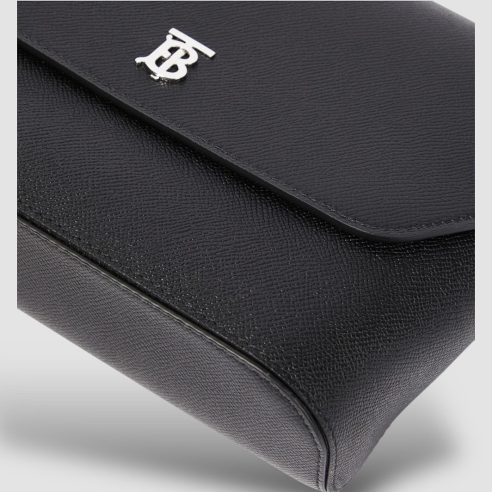 👜Burberry 黑色TB字樣銀色金屬Logo 翻蓋包｜郵差包｜肩背包｜斜肩包｜信差包｜環保皮革｜男女通用款-細節圖4