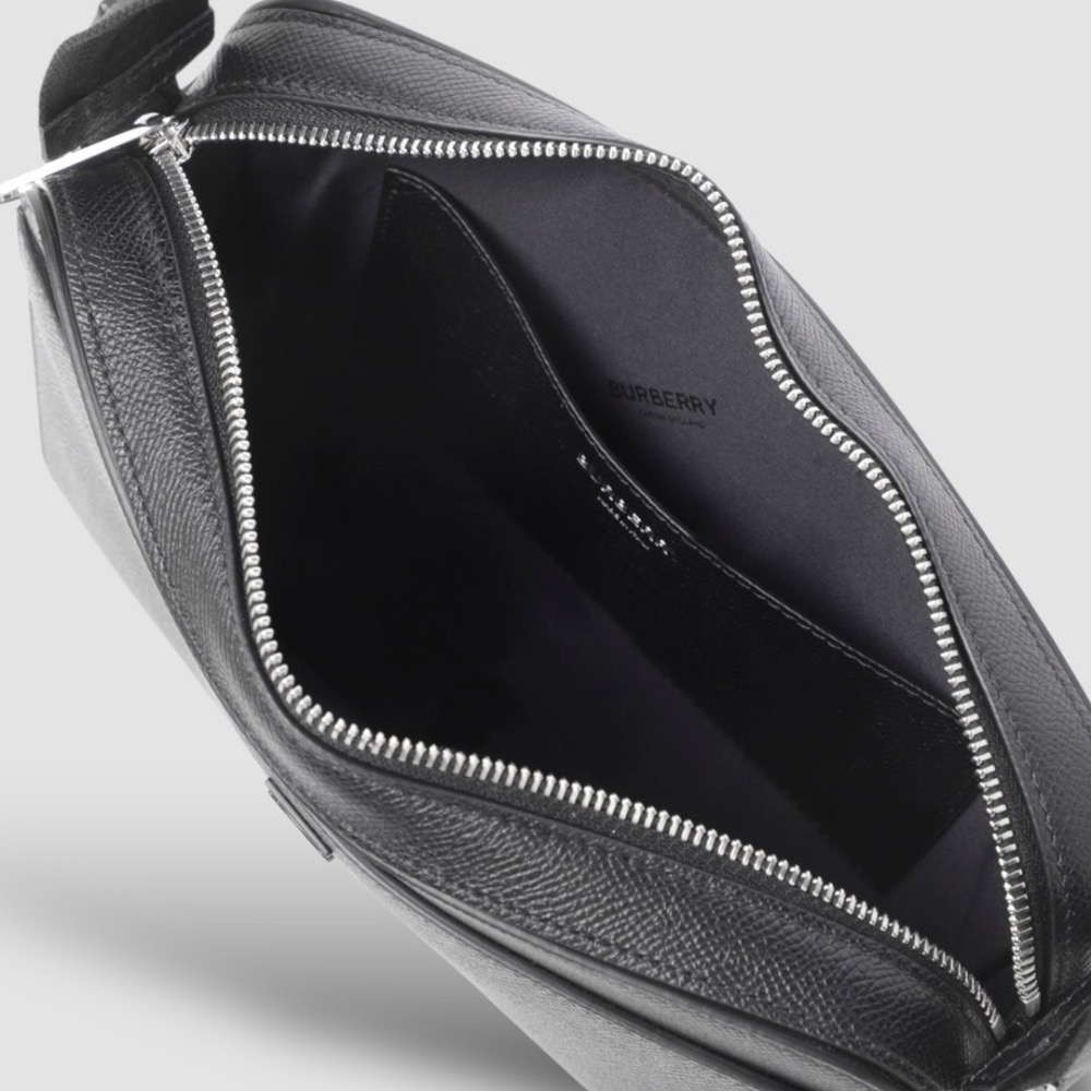 👜Burberry bag 黑色TB字樣金屬Logo 拉鍊包｜隨身包｜隨行包｜肩背包｜斜肩包｜旅遊包｜旅遊包｜環保皮革-細節圖4