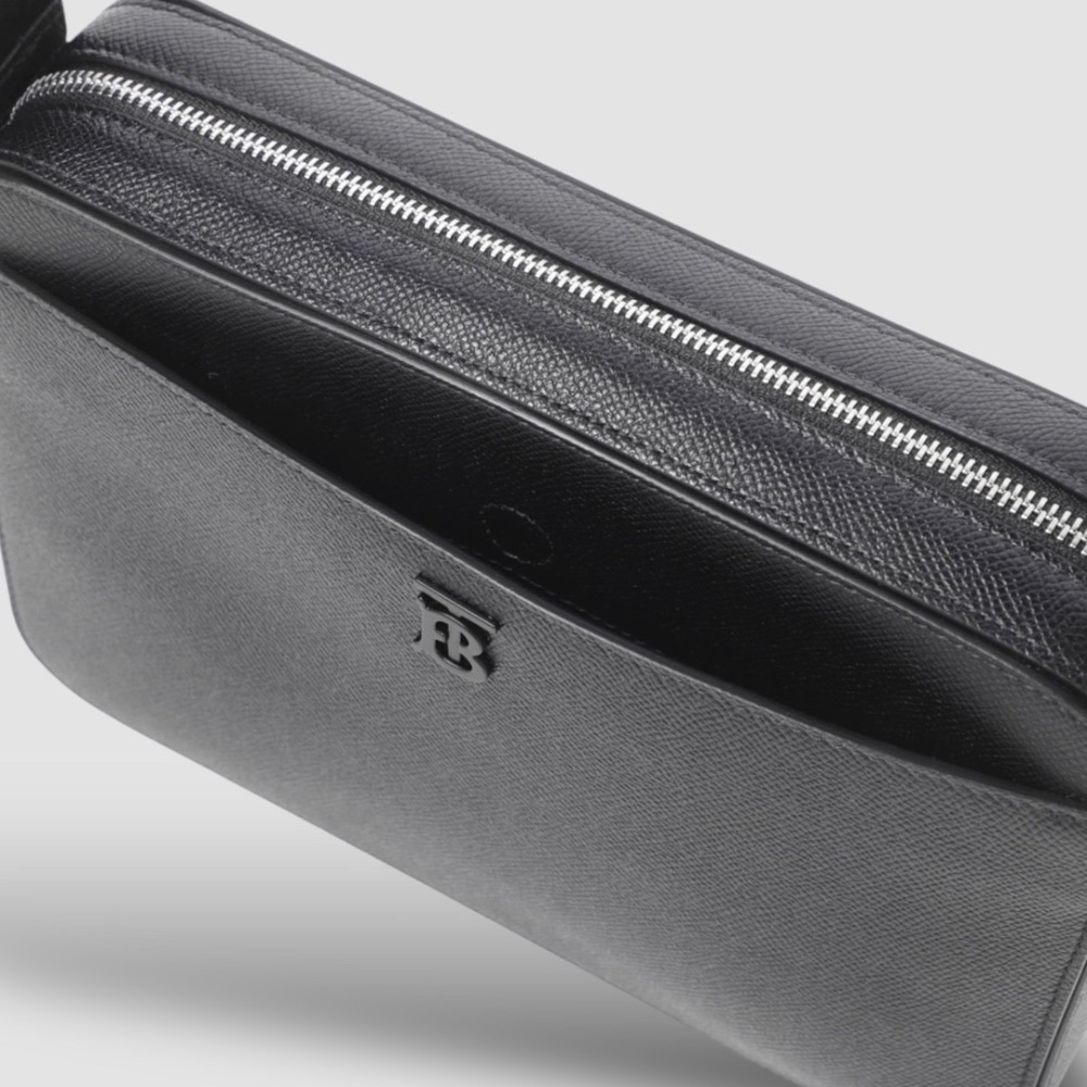 👜Burberry bag 黑色TB字樣金屬Logo 拉鍊包｜隨身包｜隨行包｜肩背包｜斜肩包｜旅遊包｜旅遊包｜環保皮革-細節圖5