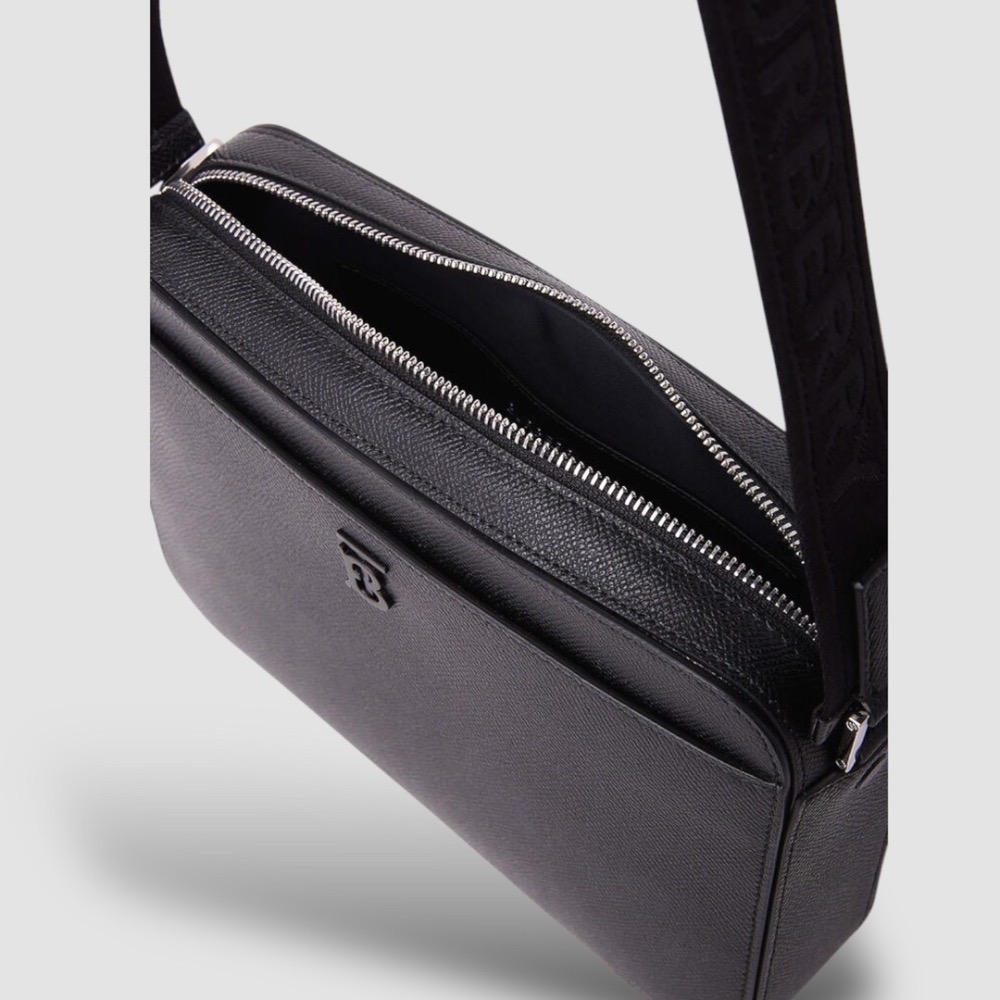 👜Burberry bag 黑色TB字樣金屬Logo 拉鍊包｜隨身包｜隨行包｜肩背包｜斜肩包｜旅遊包｜旅遊包｜環保皮革-細節圖10