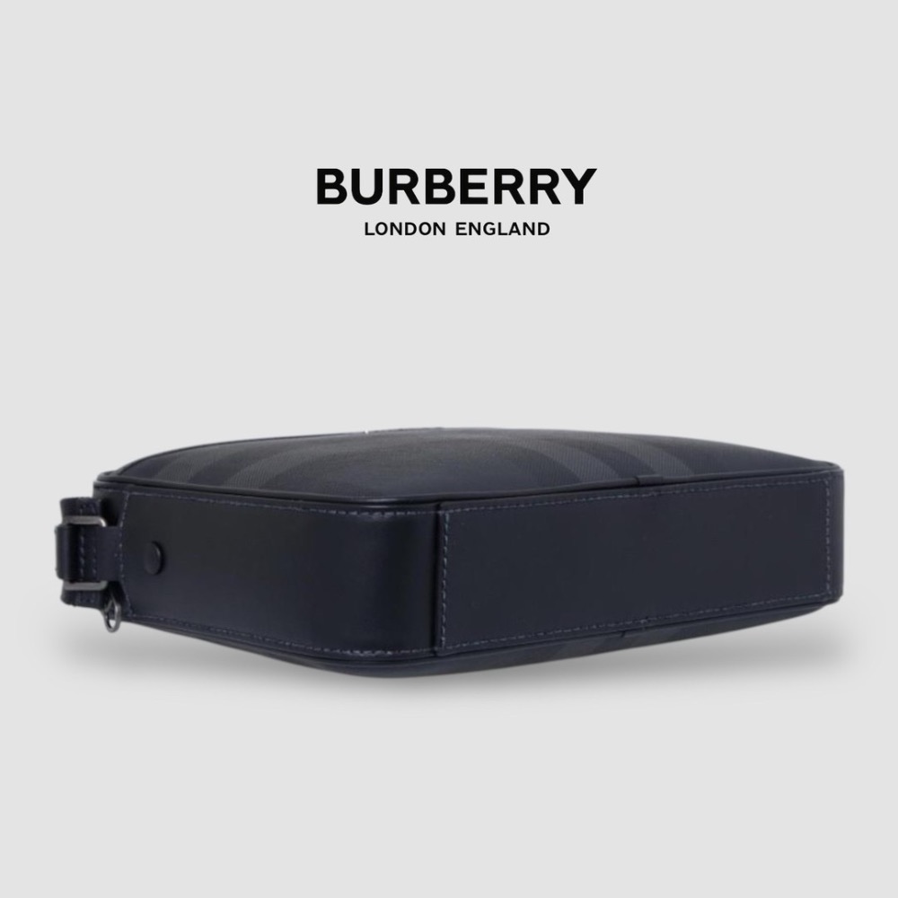 👜Burberry Muswell bag 炭灰色革紋金屬Logo 拉鍊包｜隨身包｜隨行包｜肩背包｜斜肩包｜公事包-細節圖7