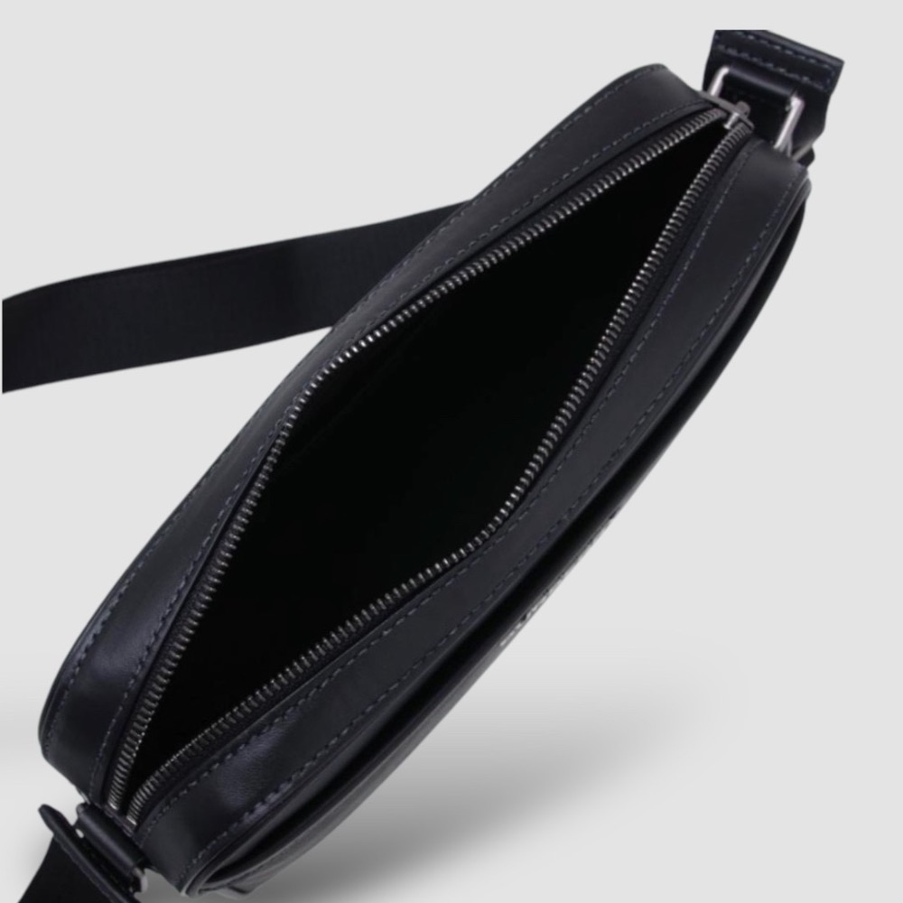 👜Burberry Muswell bag 炭灰色革紋金屬Logo 拉鍊包｜隨身包｜隨行包｜肩背包｜斜肩包｜公事包-細節圖9