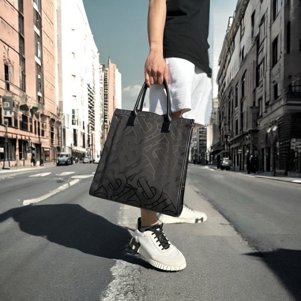 👜Burberry 緹花TB字樣/黑色品牌LOGO 手提肩背兩用托特包｜手提包｜斜肩包｜肩背包｜黑色緹花｜男女通用款-規格圖11