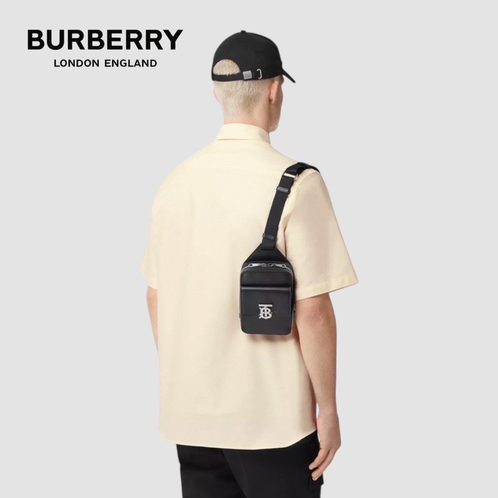 👜Burberry 黑色拋光皮革TB金屬字樣小袋｜黑色｜炭灰格紋｜手機包｜輕便小包｜隨行包｜斜肩包｜肩揹包｜再生皮革-細節圖9