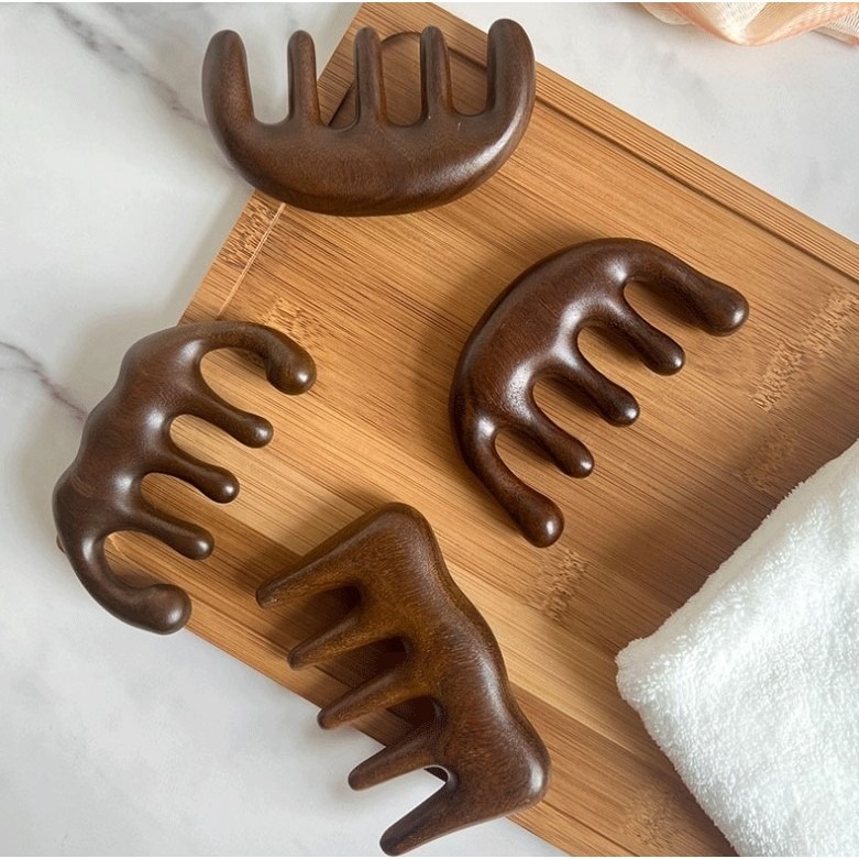 台灣現貨｜金絲檀木按摩梳 頭皮按摩梳 五指穴位梳 五齒經絡梳木梳 頭部按摩梳 穴道按摩 精油按摩｜彤夫人生活百貨-細節圖2