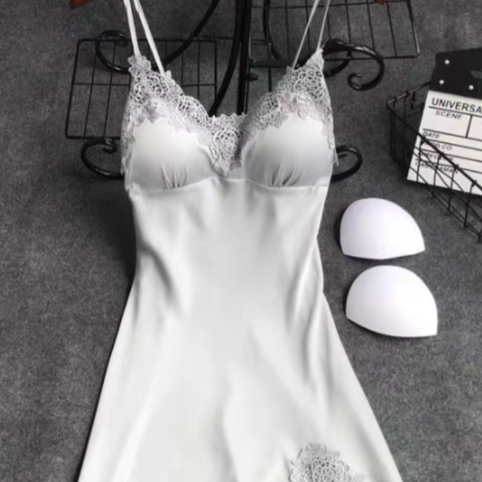 現貨□氣質灰緞面□性感深V刺繡花邊睡裙 附可拆卸胸墊 舒適好眠款 性感睡衣 細肩帶連身裙-細節圖5
