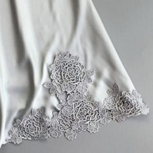 現貨□氣質灰緞面□性感深V刺繡花邊睡裙 附可拆卸胸墊 舒適好眠款 性感睡衣 細肩帶連身裙-細節圖7