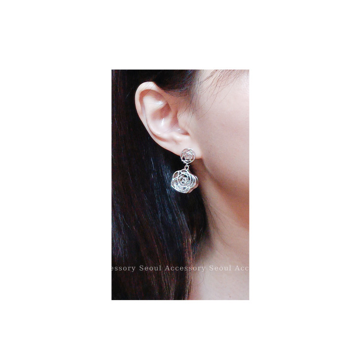 [現貨]首爾飾集 正韓國製 專櫃精品 奢華設計 鏤空雙薔薇鋯石搖晃針式耳環32-25-1-細節圖7