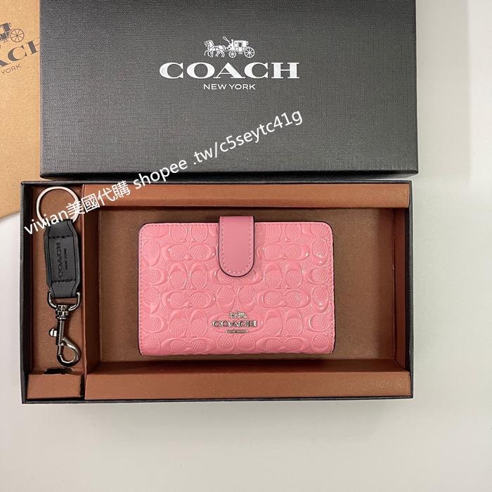 vivian美國代購✨正品 coach 女生真皮浮雕中夾 短夾錢包 按扣對折中夾 F25937 禮盒套裝配鑰匙扣-細節圖7