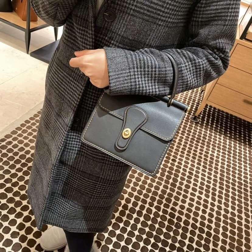 vivian美國代購✨正品 coach 女生翻蓋老花手提包 側背包 斜挎包 Tabby F76618 附購證禮品袋-細節圖4