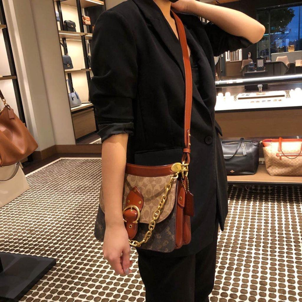 vivian美國代購✨正品 coach 女生包包 Beat Saddle馬鞍包純色翻蓋C字扣單肩斜背包C2806-細節圖5