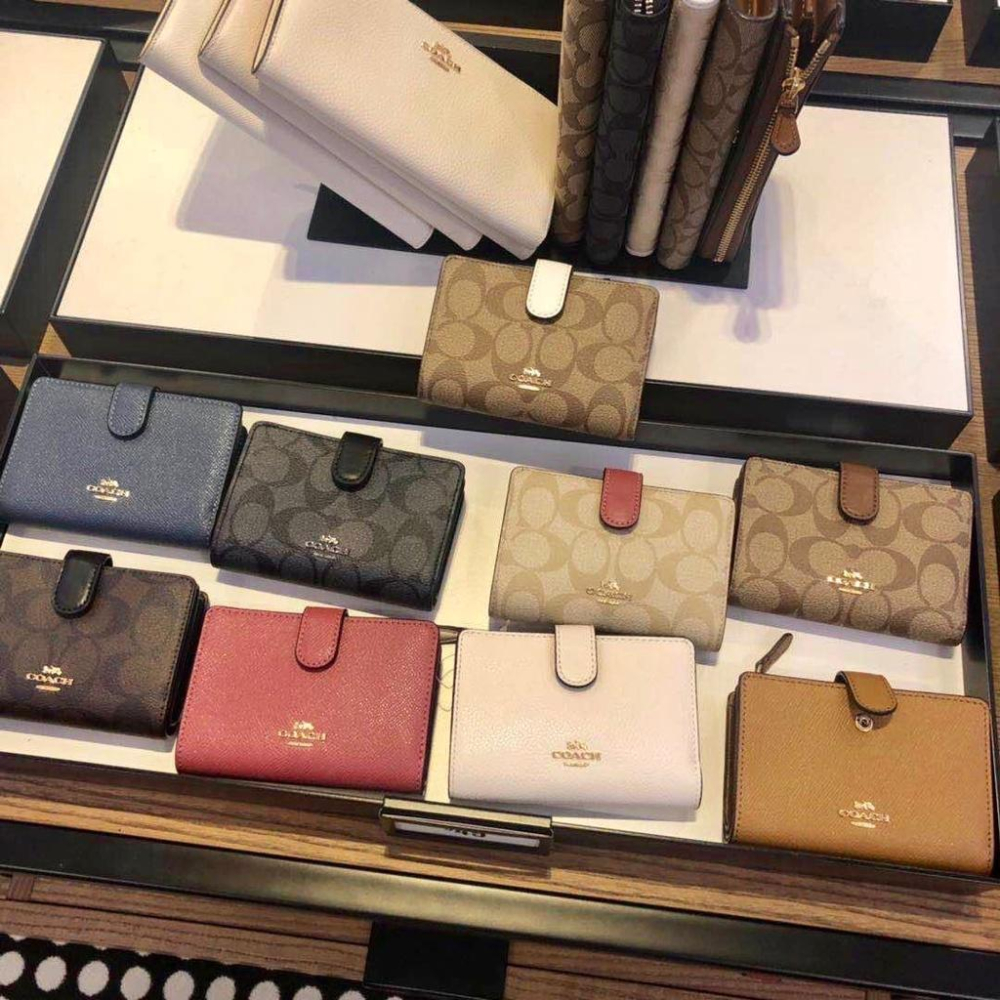 vivian美國代購✨正品 coach 女士新款女生中夾 按扣對折中夾 女生真皮皮夾 素色短夾 零錢夾 F25937-細節圖3