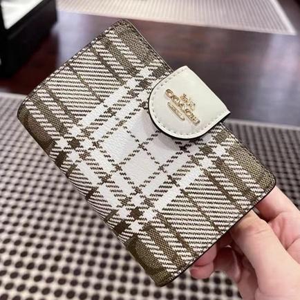 vivian美國代購✨正品 coach 女士新款女生中夾 按扣對折中夾 女生真皮皮夾 素色短夾 零錢夾 F25937-細節圖5