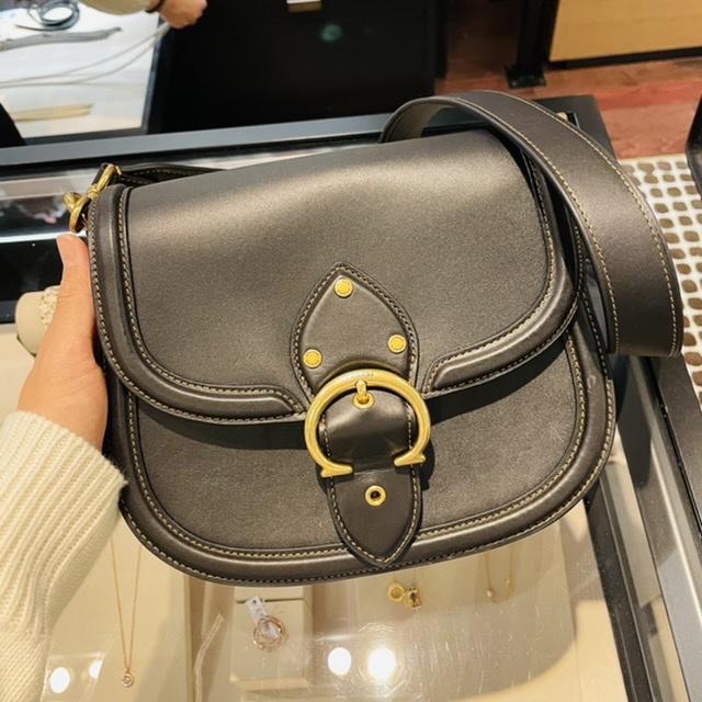 vivian美國代購✨正品 coach 女生包包 Beat Saddle馬鞍包 純色翻蓋單肩斜背包 郵差包 女士側背包-細節圖7