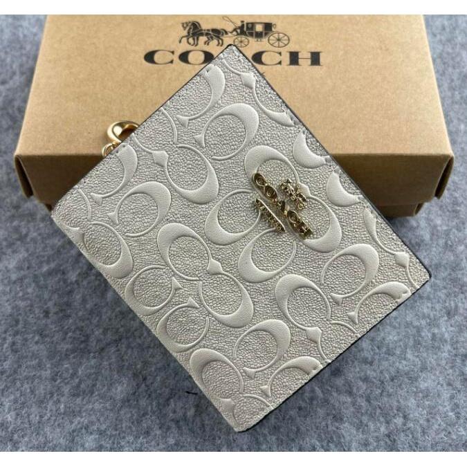 vivian美國代購✨正品 coach 女士新品 女生短夾 真皮浮雕錢包 女生皮夾 女生拉鏈小錢包 零錢包 C6942-細節圖3