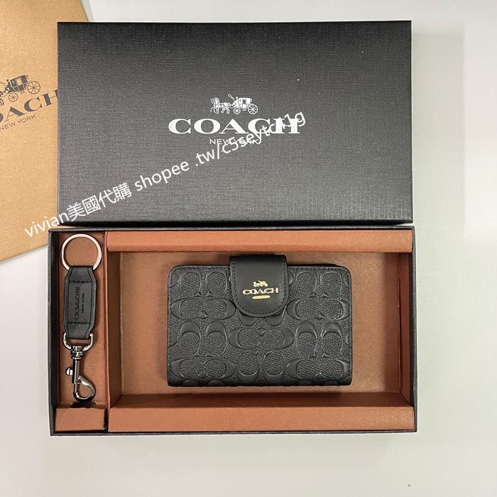 vivian美國代購✨正品 coach真皮浮雕女士拉鍊對折中短夾 禮盒套裝配鑰匙扣 C5896 女生錢包 女用短夾 中夾-細節圖4