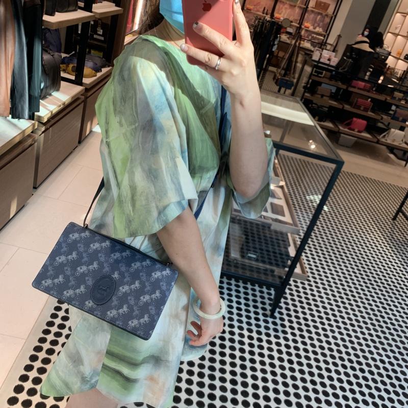 vivian美國代購✨正品 coach 女生斜挎包 側背包 信封包 翻蓋小方包 F72703 附購證禮品袋-細節圖8
