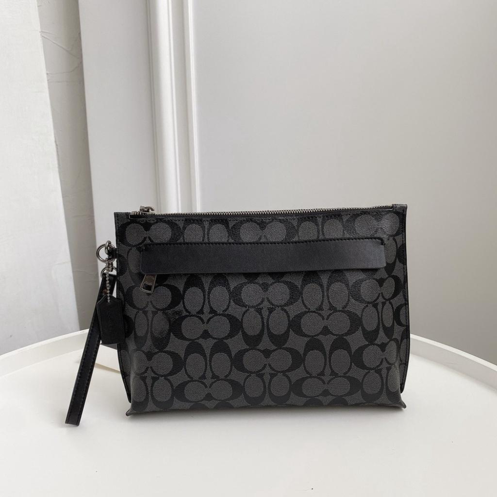 vivian美國代購✨正品 coach  新款男士大號手腕包 PVC配皮手拿包 大容量手包 男包 手包 公事包-細節圖2