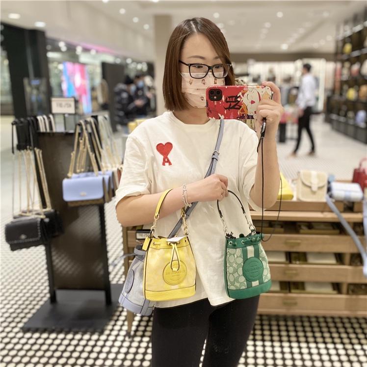 vivian美國代購✨正品 coach 女士新款小水桶包 Dempsey抽繩香布雷斜挎包 側背包 女生單肩包 C8322-細節圖4