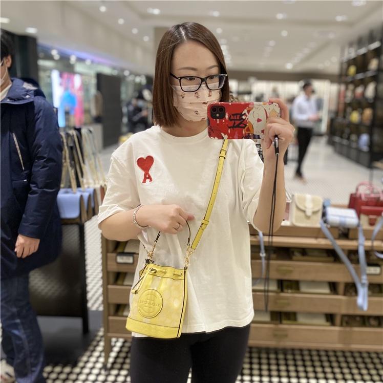 vivian美國代購✨正品 coach 女士新款小水桶包 Dempsey抽繩香布雷斜挎包 側背包 女生單肩包 C8322-細節圖5