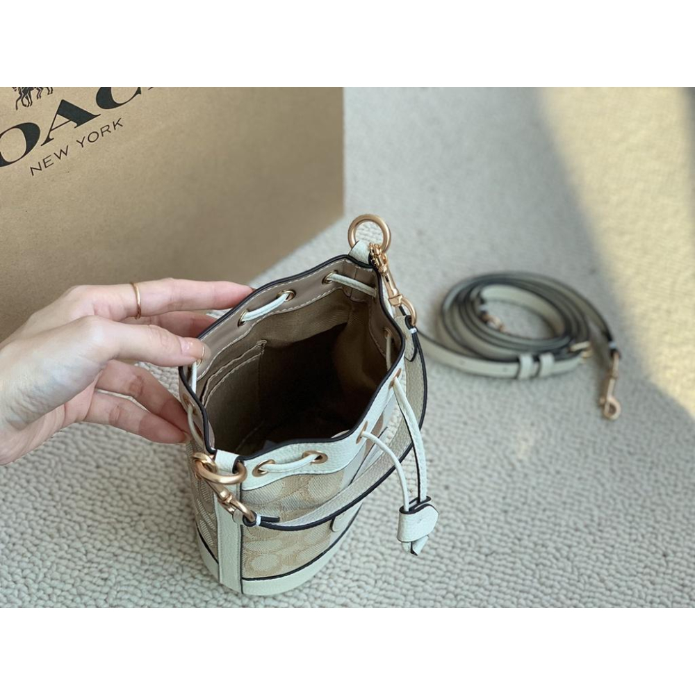 vivian美國代購✨正品 coach 女士新款小水桶包 Dempsey抽繩香布雷斜挎包 側背包 女生單肩包 C8322-細節圖9
